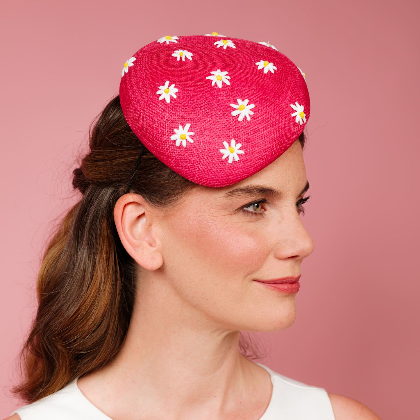 Auora beret in pink with embroidered daisy