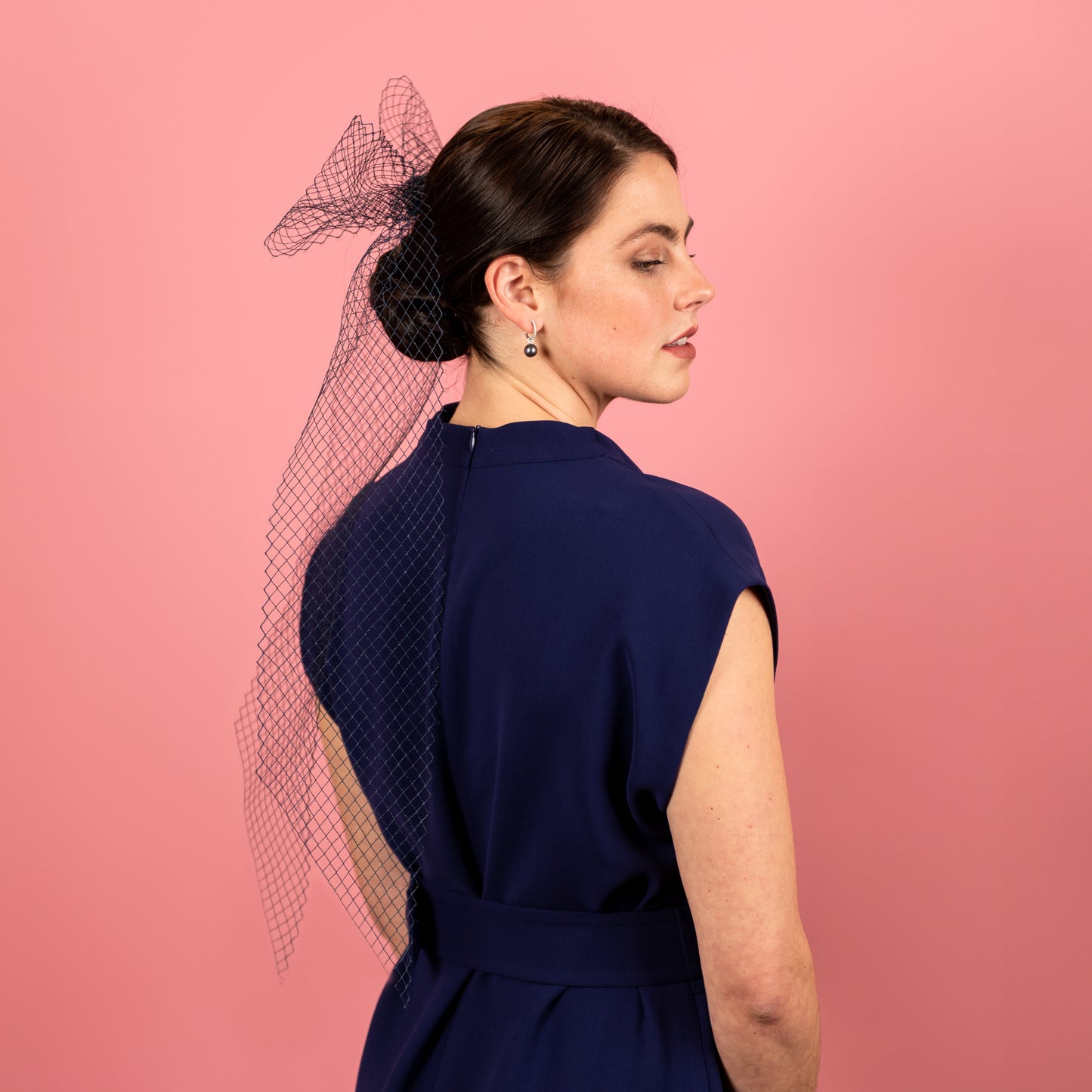 Kat Vintage Veiling bow on a comb in Navy