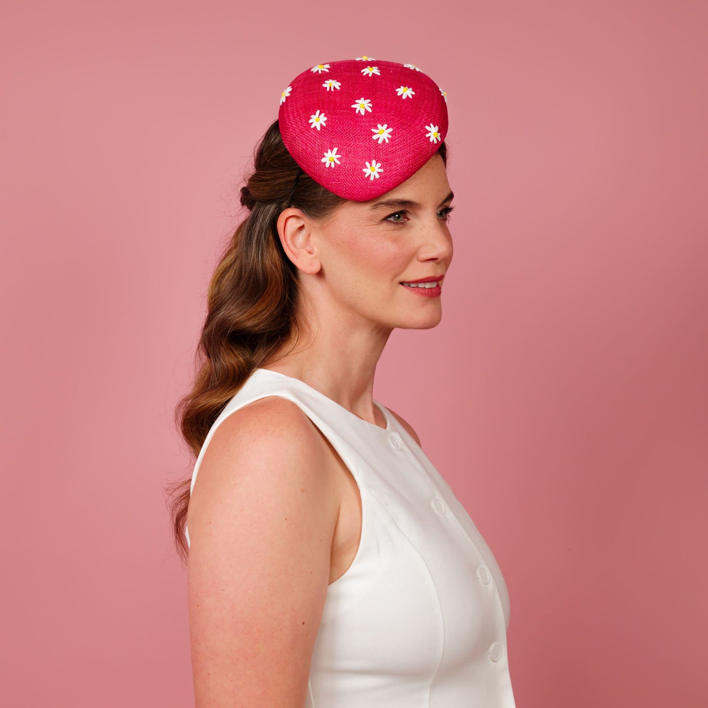 Auora beret in pink with embroidered daisy