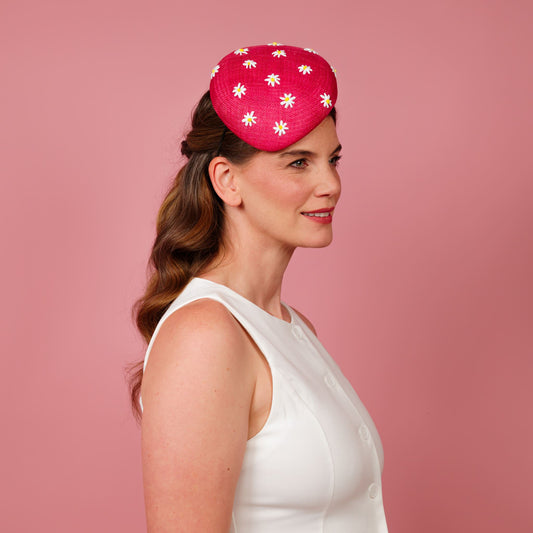 Auora beret in pink with embroidered daisy