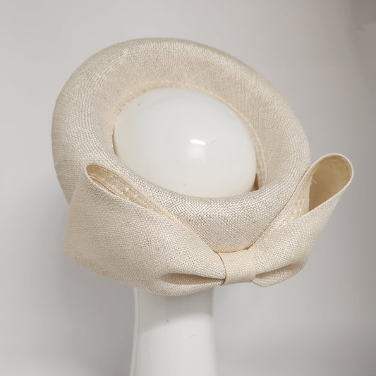 Aurellia ring pillbox in cream with straw bow