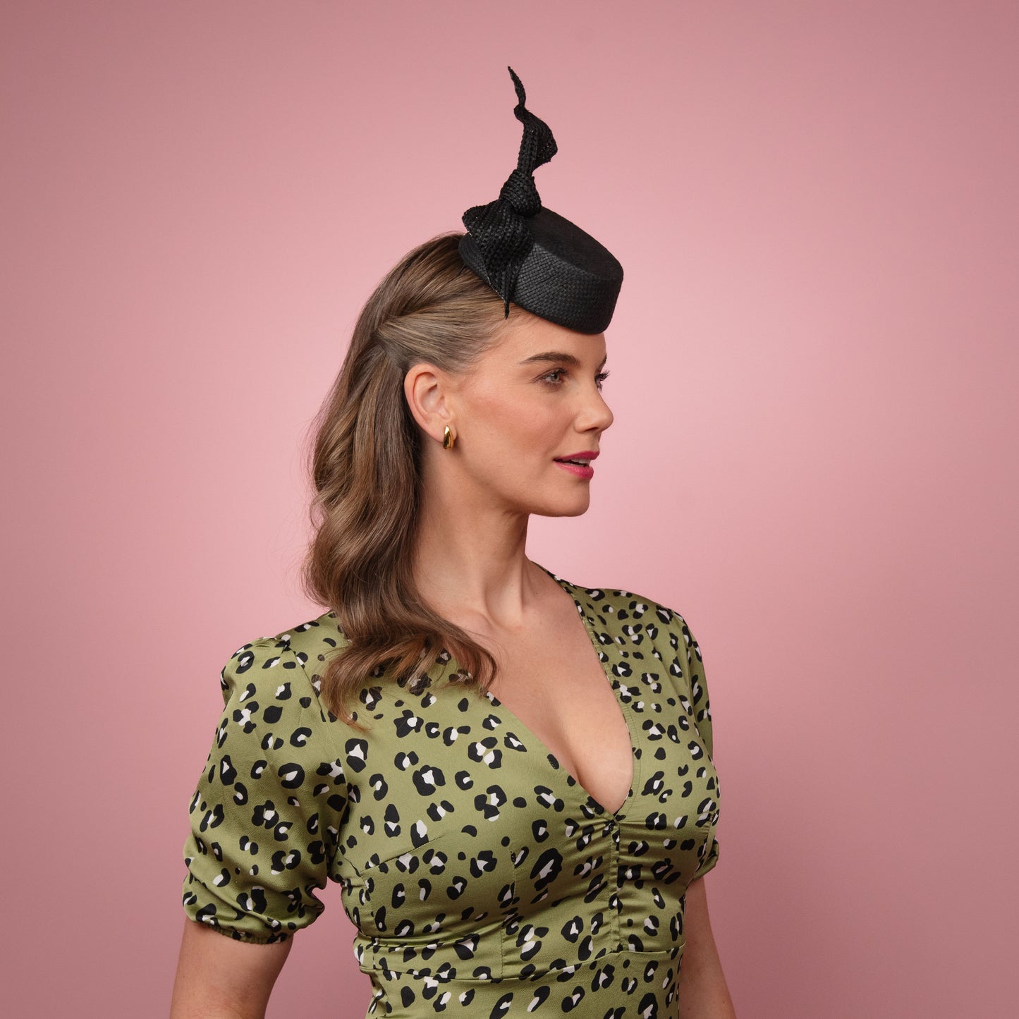 Cresta front of the head mini pillbox in black with a knot trim Spring Racewear Headpiece