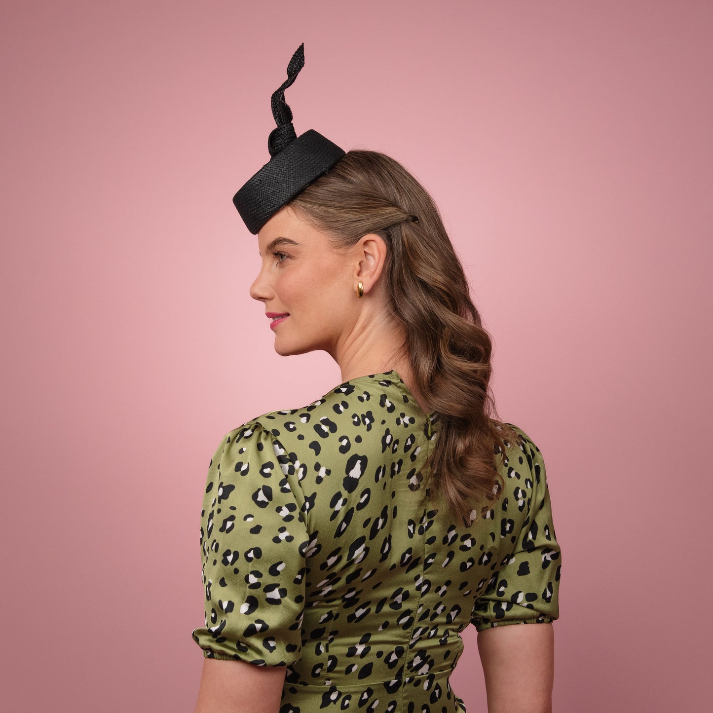 Cresta front of the head mini pillbox in black with a knot trim Spring Racewear Headpiece